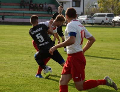 XII kolejka ligowa: Zjednoczeni Trzemeszno - HURAGAN 3:1 (1:1)